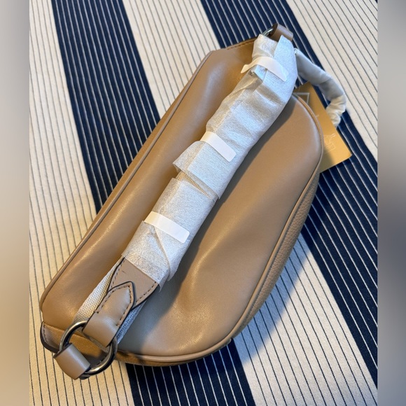 NWT🎉Michael Kors Maisie Large Pebbled Leather 2-in-1 Sling Pack in Camel $548 - Picture 6 of 10